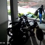 Com uma pedra, homem invade loja e tenta furtar bicicletas elétricas em Vila Velha