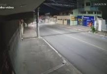 VÍDEO | Motociclista morre após perder controle e bater em poste em Vila Velha